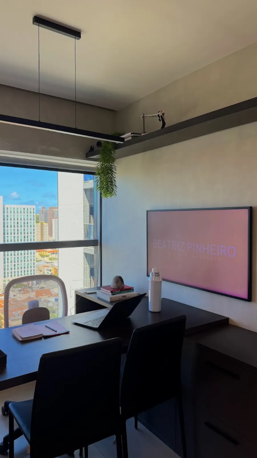 Sala de atendimento da clínica, com vista para a cidade de Natal
