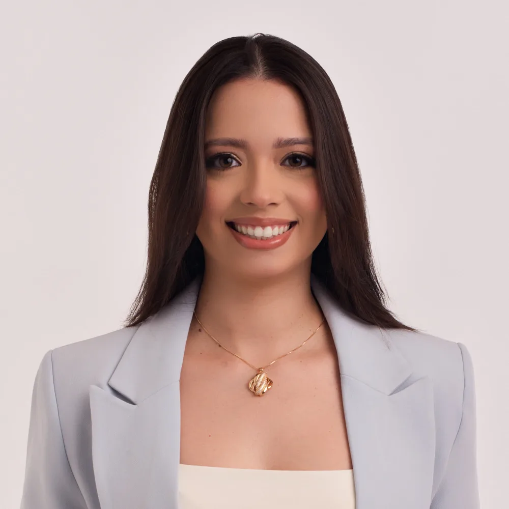 Dra. Beatriz Pinheiro, cirurgiã-dentista, sorrindo